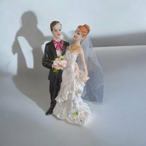 Menyasszony vőlegény fátylas rózsa csokorral